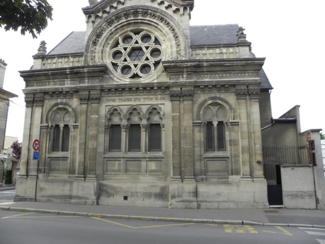inepernaythecapitalofchampagnethereisananciensynagogue.jpg